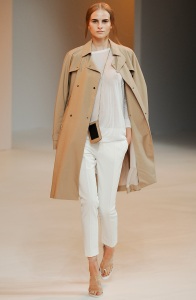 outfit-inspiration-how-to-wear-trench-white-trousers-porsche-spring-2015